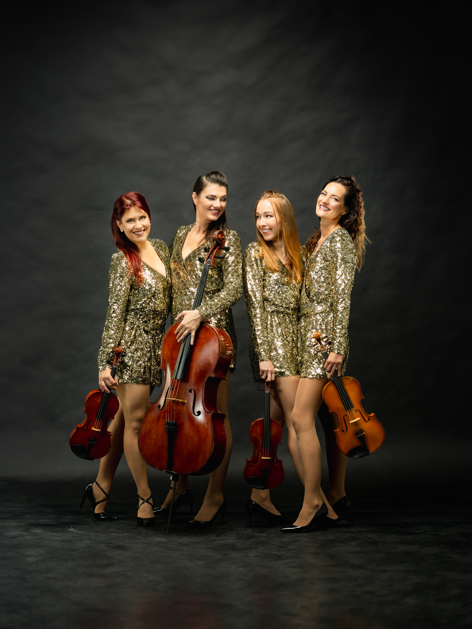 Smyčcové kvarteto Fashion Strings — zlaté šaty pro plesy a gala večery